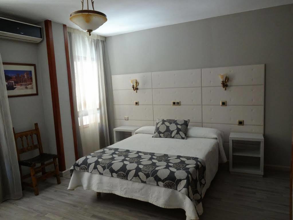 Hotel Los Naranjos Caces Екстериор снимка