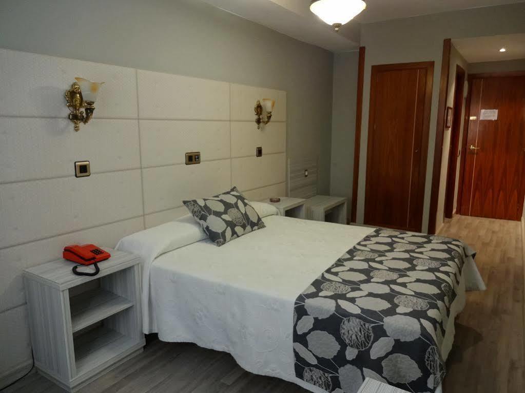 Hotel Los Naranjos Caces Екстериор снимка