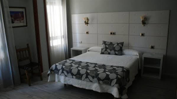 Hotel Los Naranjos Caces Екстериор снимка